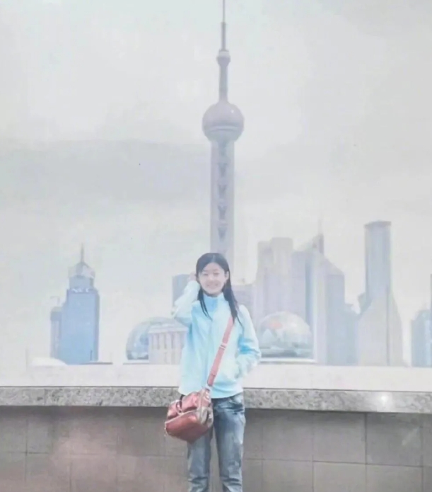 她从来都不是丑小鸭，但在哪里都是白天鹅的年代，她宁愿自己是一只丑小鸭，在光怪陆离