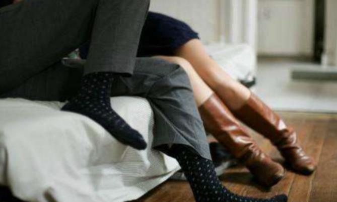 这乱来的代价太大了！广东一男子，发现妻子和他人去了宾馆开房，把两人堵在房间里，并