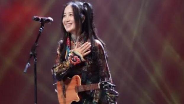 春晚常客遭恩师侵害，56岁华丽逆袭成女王