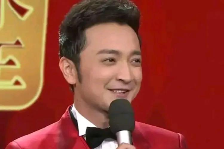 离婚两年后，尼格买提和帕夏的境况大不同！

尼格买提，依然活跃在主持界，事业蒸蒸