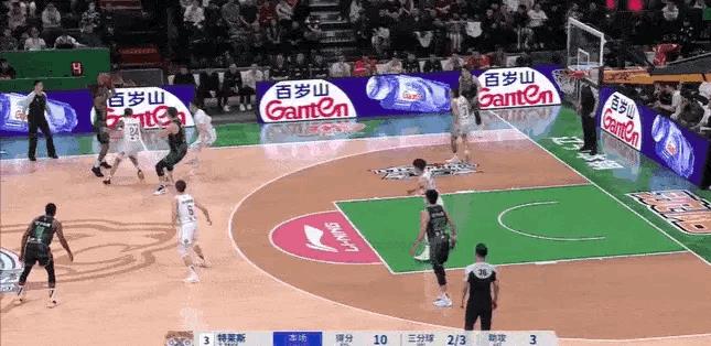 廉颇老矣！尚能饭否！大韩这球厉害！
在今天辽宁对阵北控的第二节比赛中，韩德君下顺