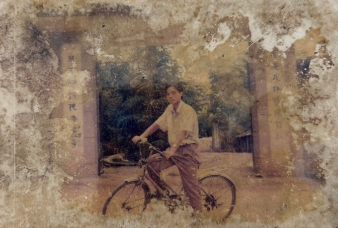 那年我19岁。

高考前夕在学校门口拍的相片，相片里的自行车是当年二哥从深圳带回