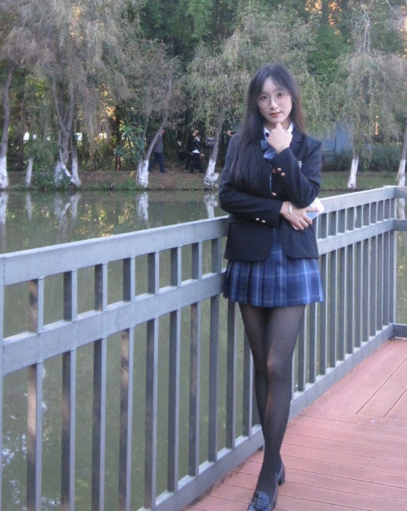 大三学姐的眼神既犀利又饱含柔情，仿佛一瞬之间就能捕捉住人心。那深邃的眼眸中流露出
