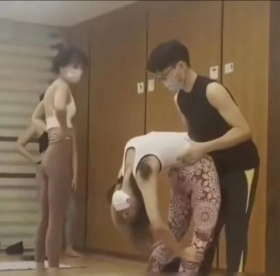 搞笑幽默趣闻：这个动作不会对腰造成负担吗？！哈哈哈哈哈