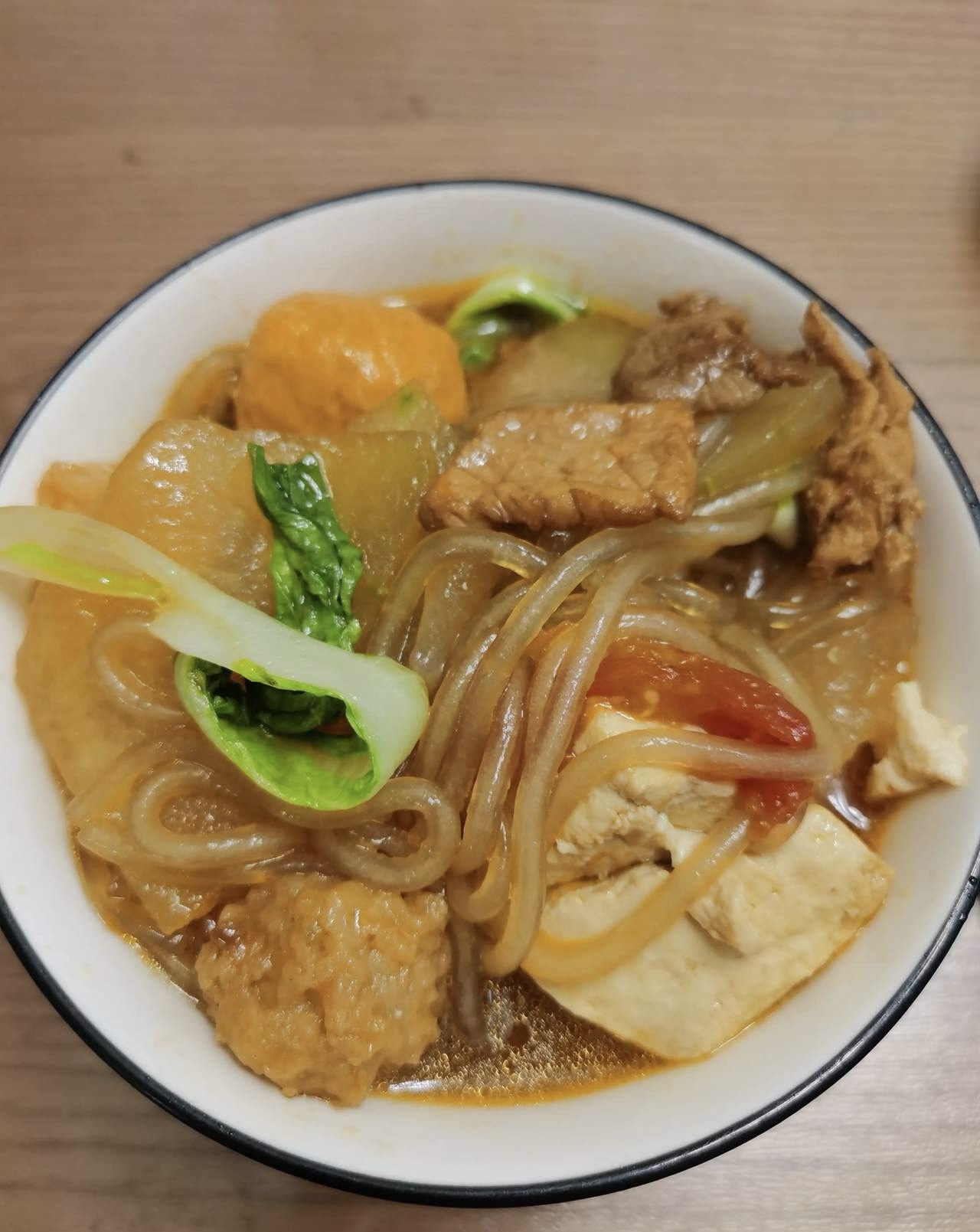 下班回家，正准备做饭，老公和大儿子回来了。
一回来，老公就习惯性的走进厨房，问晚