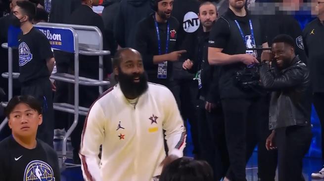 快船超级球星詹姆斯-哈登真是太懂人情世故了！在今天进行的NBA全明星正赛的决赛中