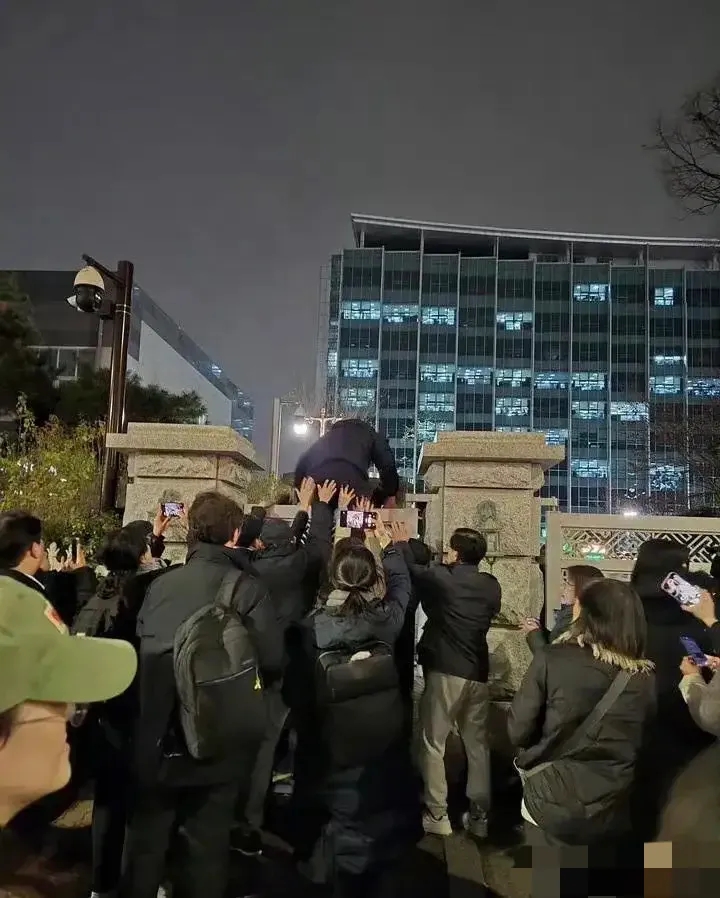 首席秘书官集体辞职,锡悦为自己的莽夫行为付出代价