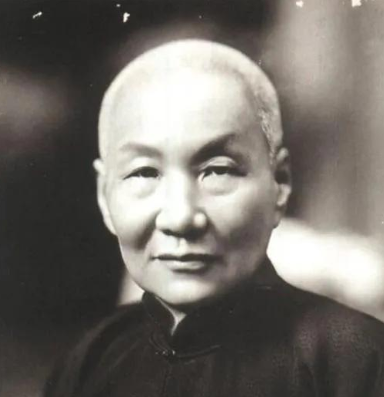 1940年8月14日晚，张啸林把学生吴静观带到了四姨太的房间。没一会儿，又叫管家