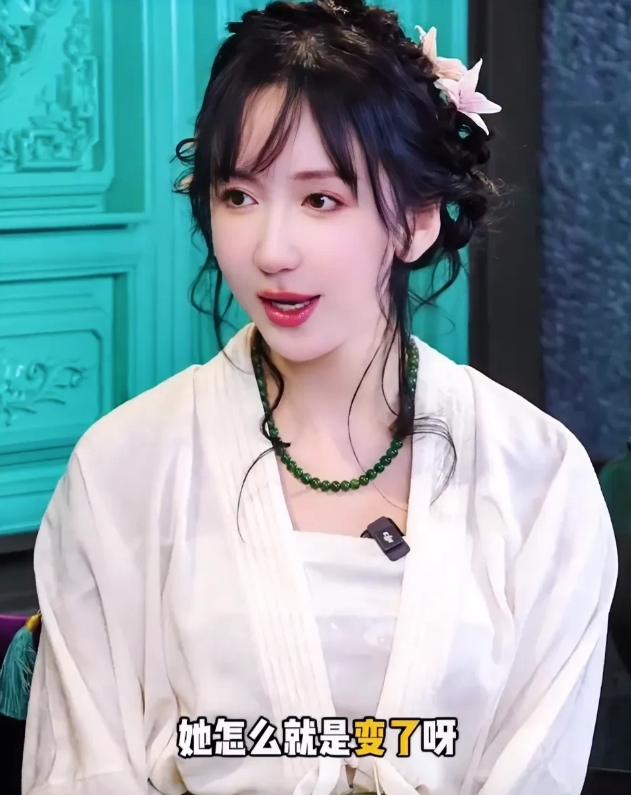 娄艺潇否认自己整容，其实整没整，她自己心里最清楚。只是她现在这个样子，真是与网红