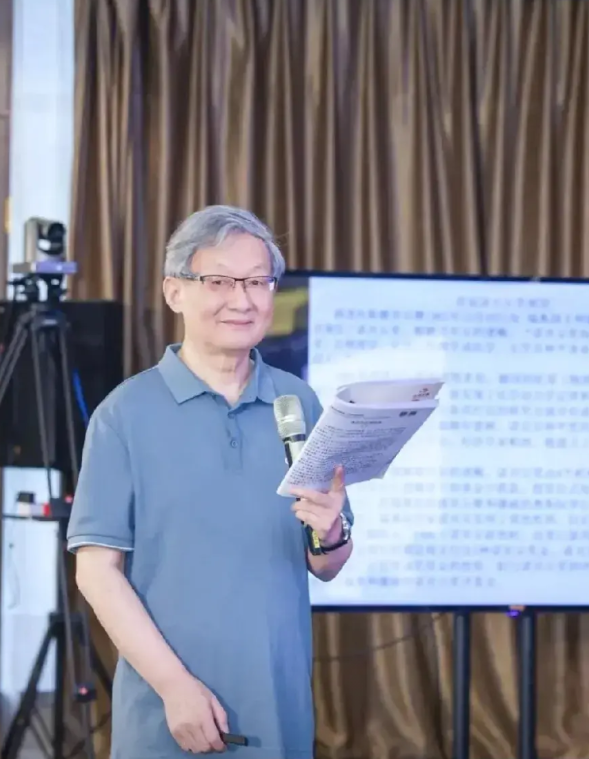 我特意去搜了余映潮！
大单元教学就是被余映潮给批了！老爷子说：“不用管了！”以前