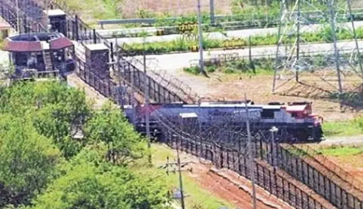 【朝鲜炸毁连接朝韩的公路】韩国联合参谋本部表示,15日中午朝鲜炸毁了韩朝京义线与