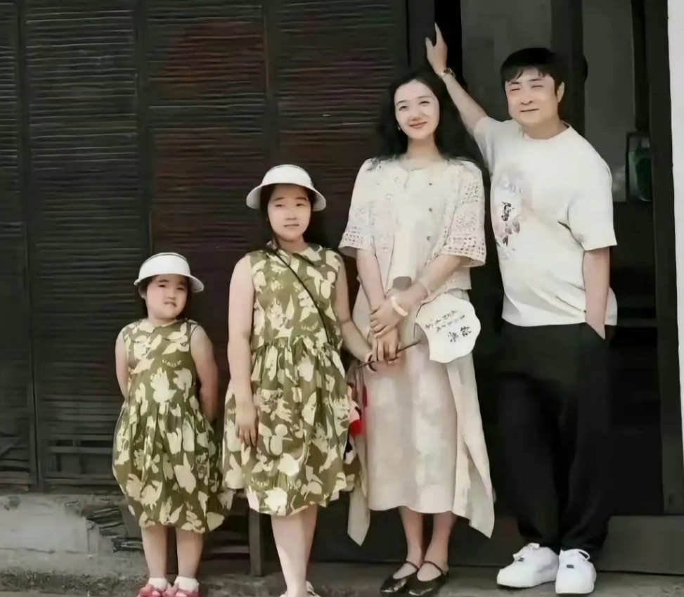 乔杉的基因太强大了，虽然妻子很漂亮，但两个女儿都跟爸爸长得一模一样。
