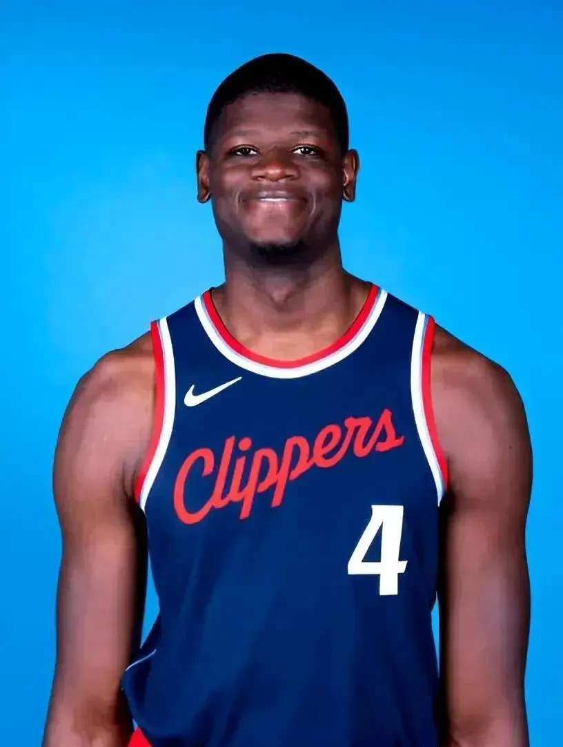 在NBA的舞台上，快船队的球员班巴无疑是个引人注目的谜团。他拥有着令人羡慕的身体