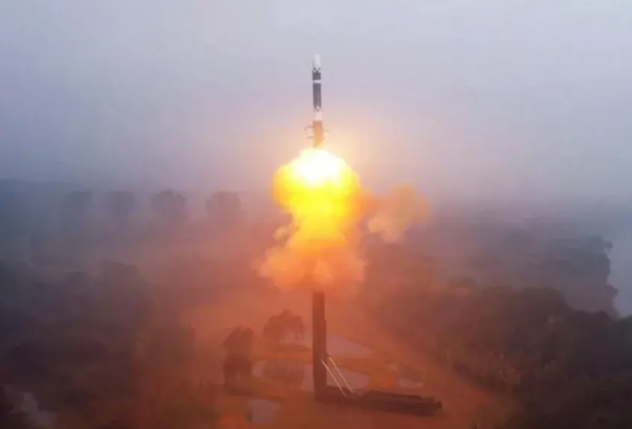 朝鲜再次“亮剑”！11月5日据韩联社消息，朝鲜向半岛东部海域发射一枚弹道导弹，朝