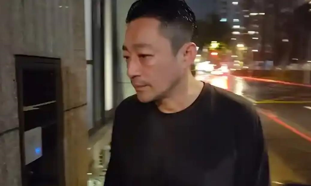 最开始还以为小s要把骨灰放自己家中，我还想这妹妹行，整了半天是放台湾两个孩子家中