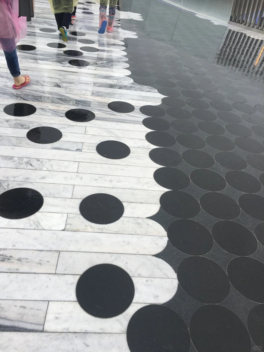 多年以后，还是忘不了上海迪士尼这块铺地
2016年，这片铺地的精度对20多岁的我