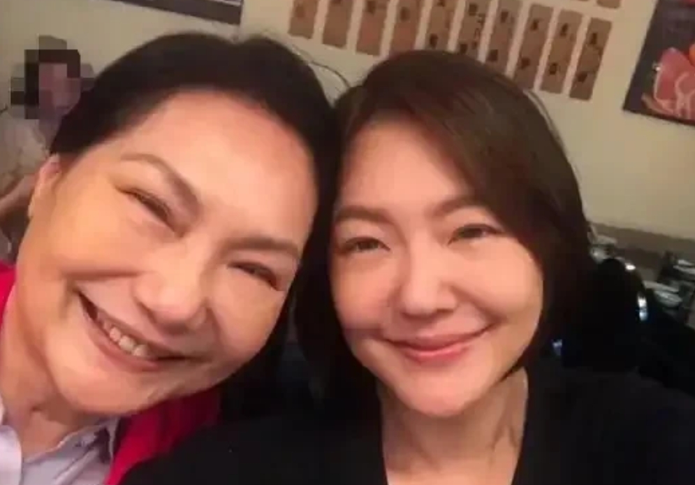 S家为什么变成今天失控的场面？其实大S的干爹王伟忠早已说出了真相: 

S妈永远
