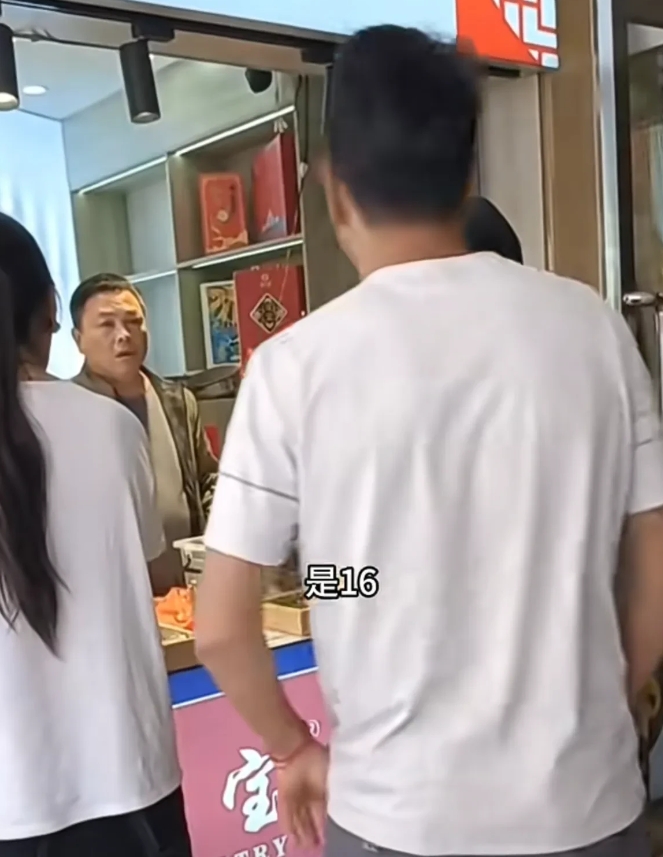 4月30日，内蒙古，男子买切糕结账时被商家要求付一万多块钱，16元一斤变成了16
