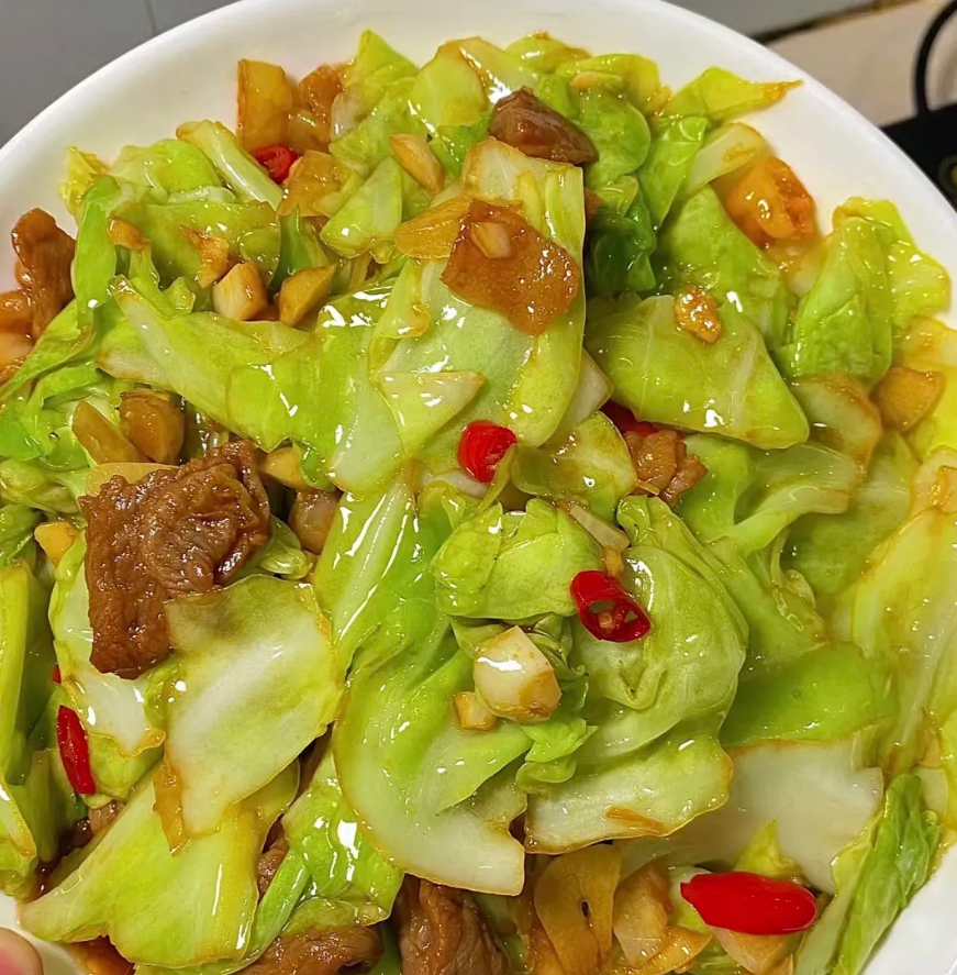 饭店里的包菜竟然是这样处理的！
早上又到我爱去的早餐店吃饭，正好碰到工人正在制作