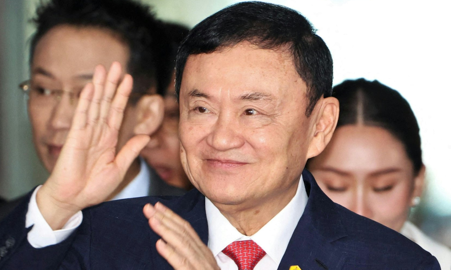 流亡海外二十年的他信，获得特赦还不到半年，就在政坛“呼风唤雨”！

泰国媒体无不