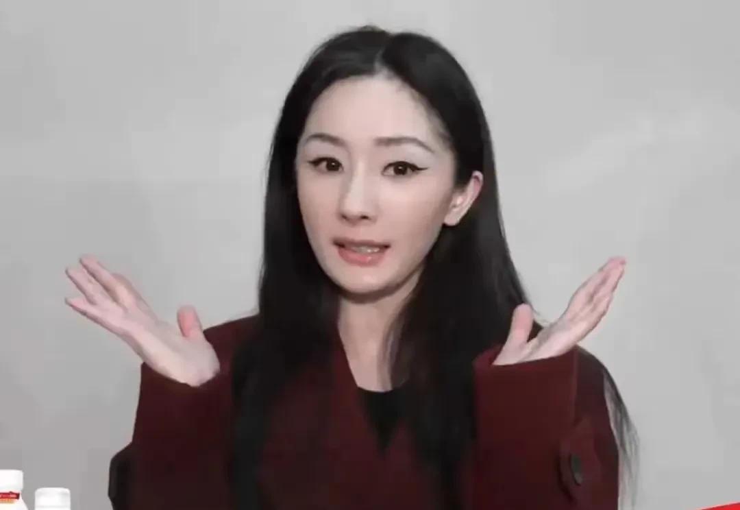 今天下午刷到了杨幂的一组照片，我反复看了又看，你告诉我这是杨幂，这怎么看也不像杨