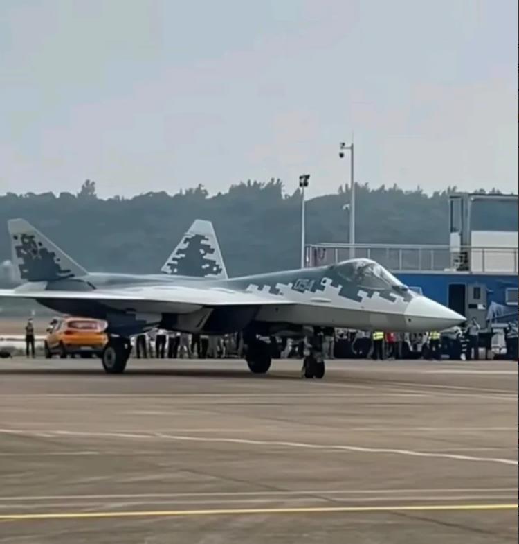 俄罗斯的su-57战机来珠海航展了，看上去真的像拍偏的su-27。


说实话，