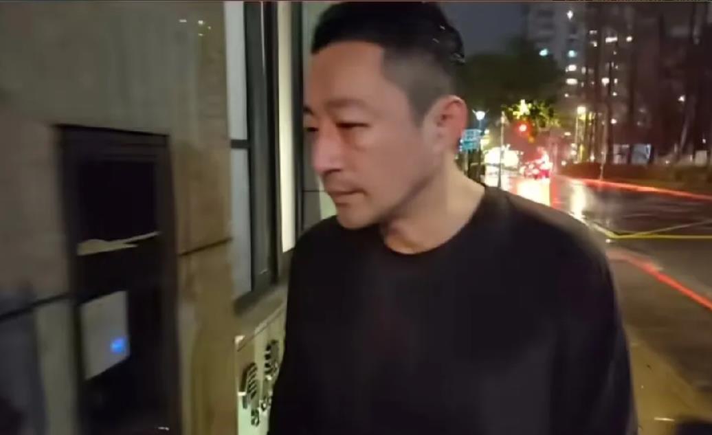 汪小菲，真的很怕台湾媒体，晚上在台北街头淋雨，回到住所，被一堆守候记者跟拍，面对
