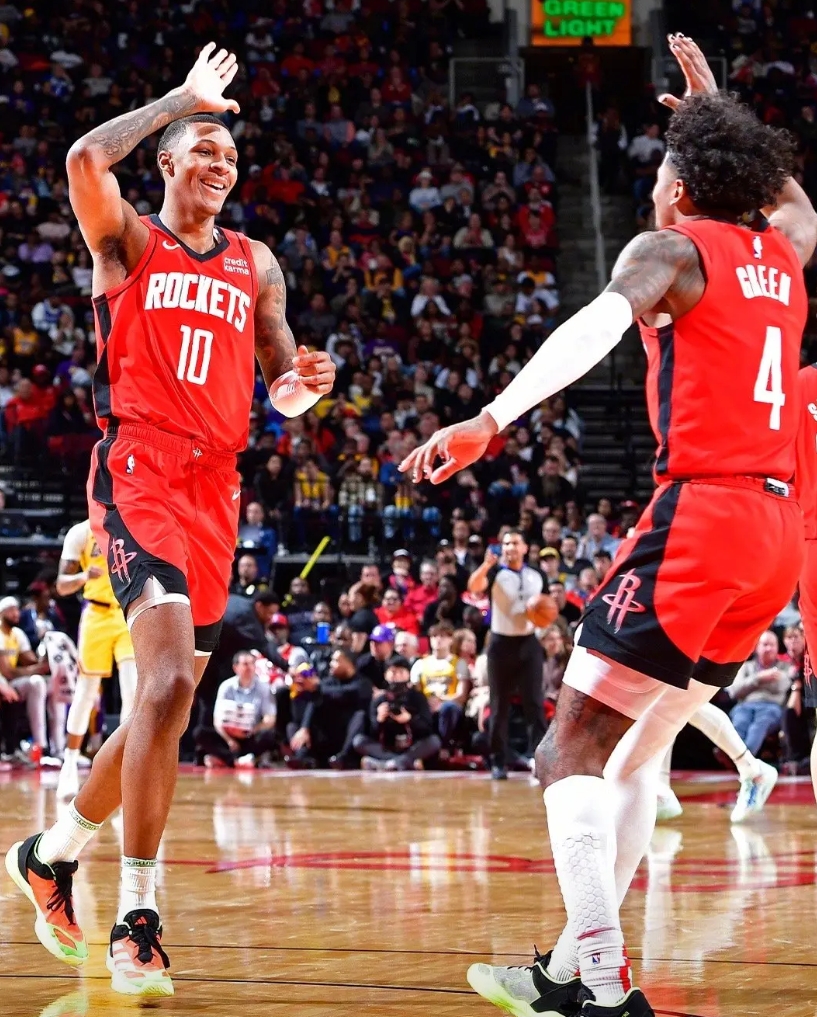 场均10.9板3.7帽！模板本华莱士！斯通确定核心阵容，今年选他吧

火箭队在2