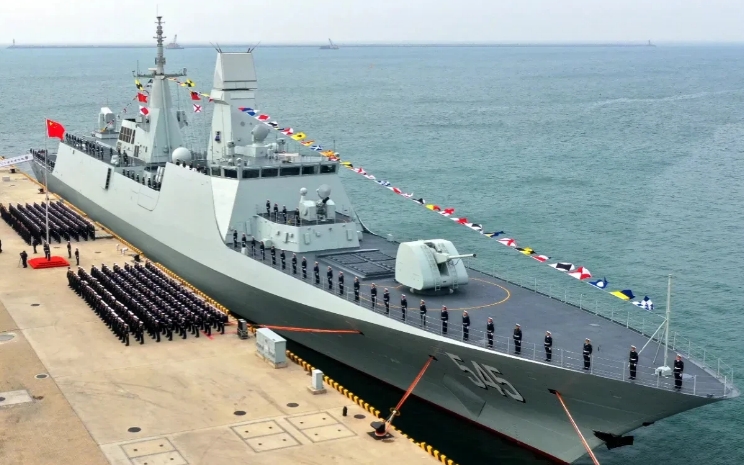 054B上的垂发的确是小垂发，跟052D上的垂发尺寸差异明显。另外舰舯部也没有垂