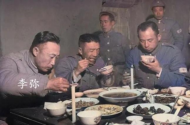 1949年1月10日凌晨，国民党中将李弥跑到亲信周藩的师部，说：“邱清泉这个疯子