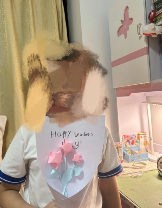 今天教师节了，看到好多人给老师送花的，其实当老师的不需要学生送礼物，一句教师节快