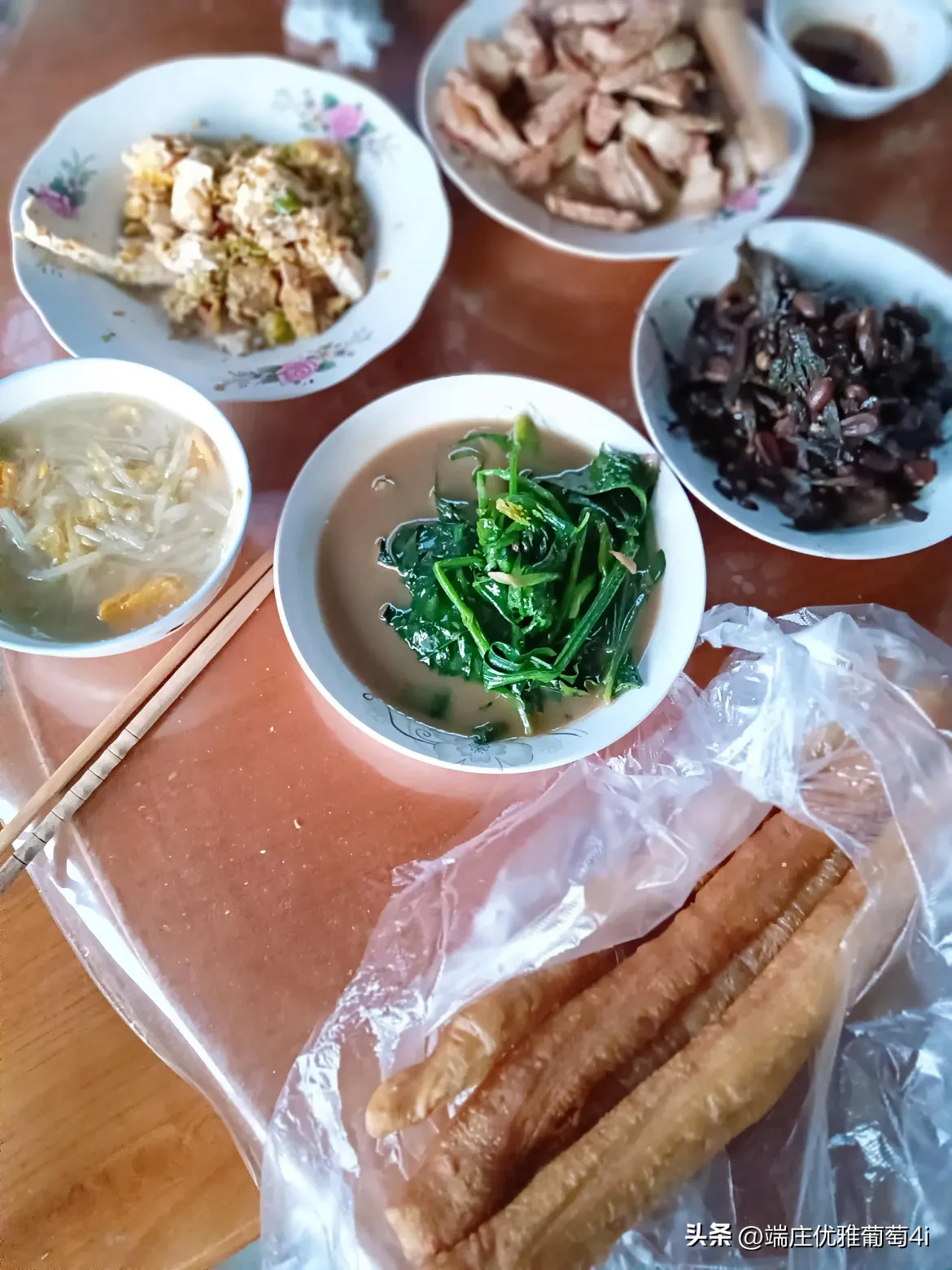 当我满心欢喜地带着孩子回到老家,期待着婆婆的热情款待时,映入眼帘的却是一桌简陋得