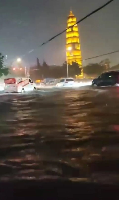 大雨倾盆而下，仿佛从天空中倾倒下来，将城市的喧嚣淹没在磅礴的水声中。豆大的雨点落