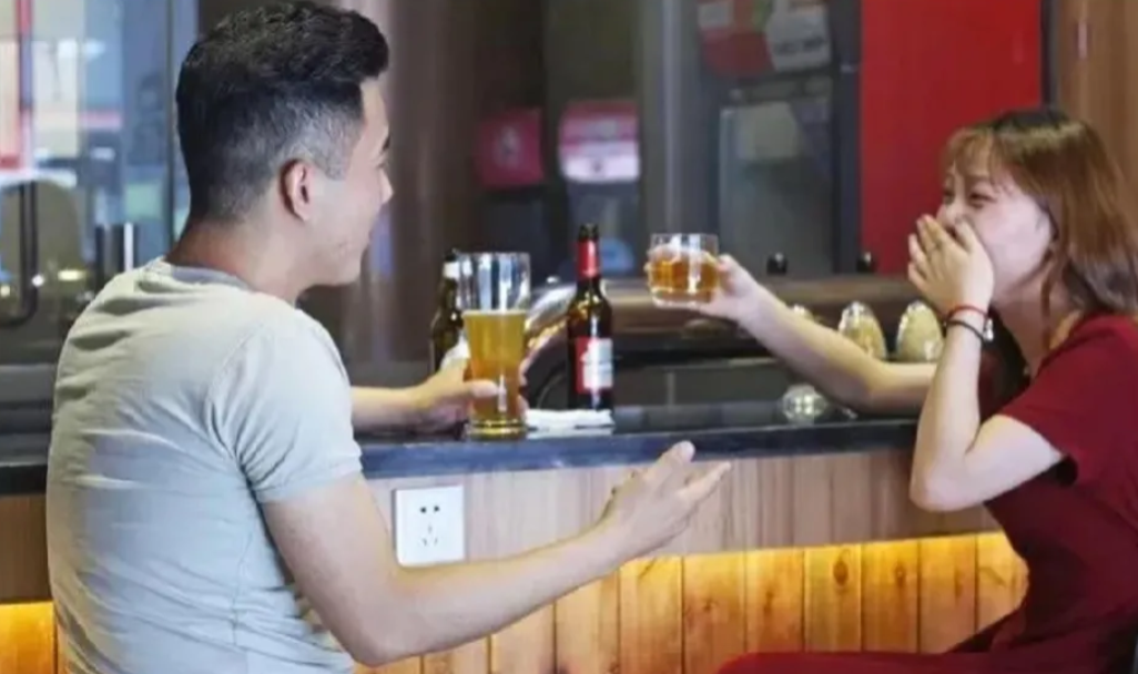 这就是手欠的代价！广西南宁，男子在酒吧喝酒，看到邻桌一个女子特别好看，瞬间心动，