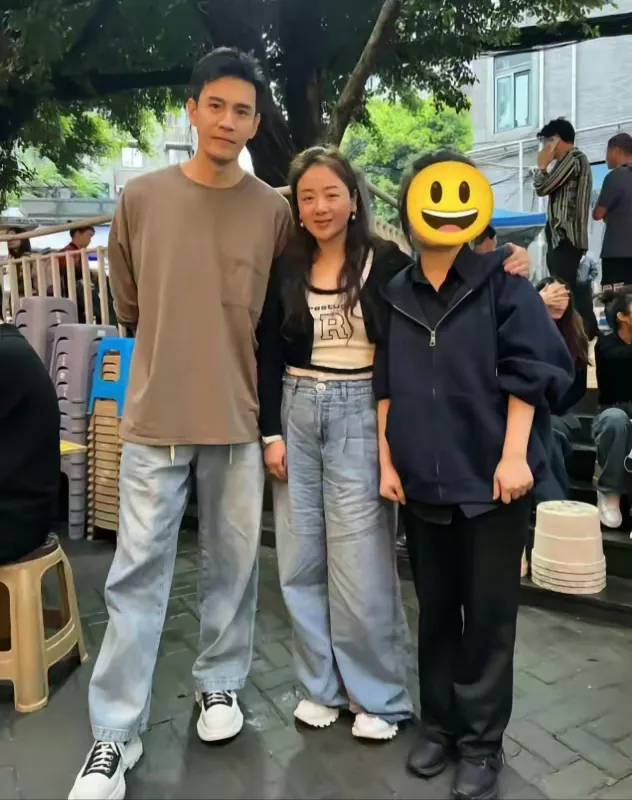 某种程度上来说，金莎最该学习的人是小李琳。小李琳跟经超是姐弟恋，女方也全力扶持对
