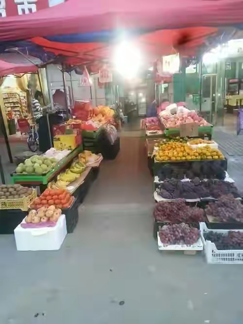 我的小姑子在我们镇开了一家水果店。我常常带着孩子去她的店里买水果。
 
每次我去