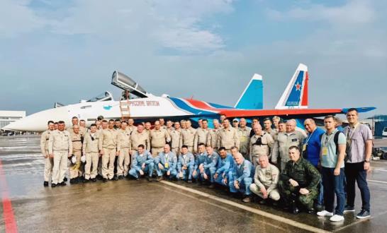 珠海航展结束后，俄罗斯所有人聚在一块，拍了张大合照！
 
从这张照片里，很难看到