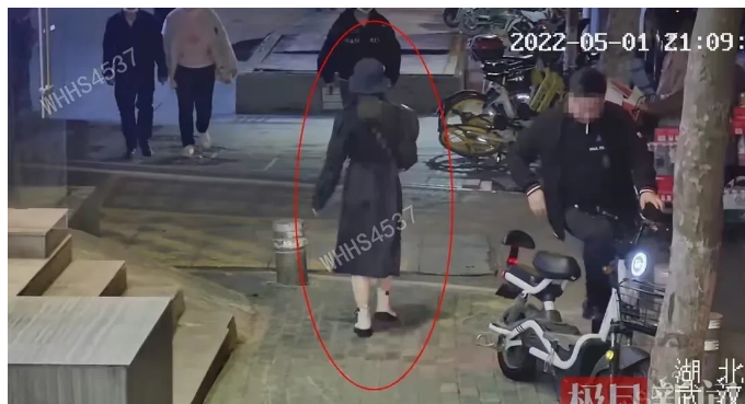 湖北武汉，男童小刚偷拿了母亲的金手镯，跑到一家当铺，想卖掉，结果被当铺拒收。他正