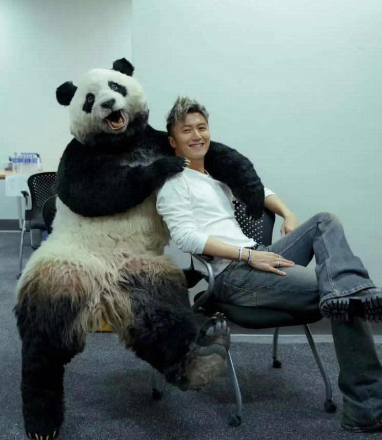 谢霆锋真年轻，44岁了身材没发福气质不油腻，五官棱角分明帅气依旧。
简单的白体恤