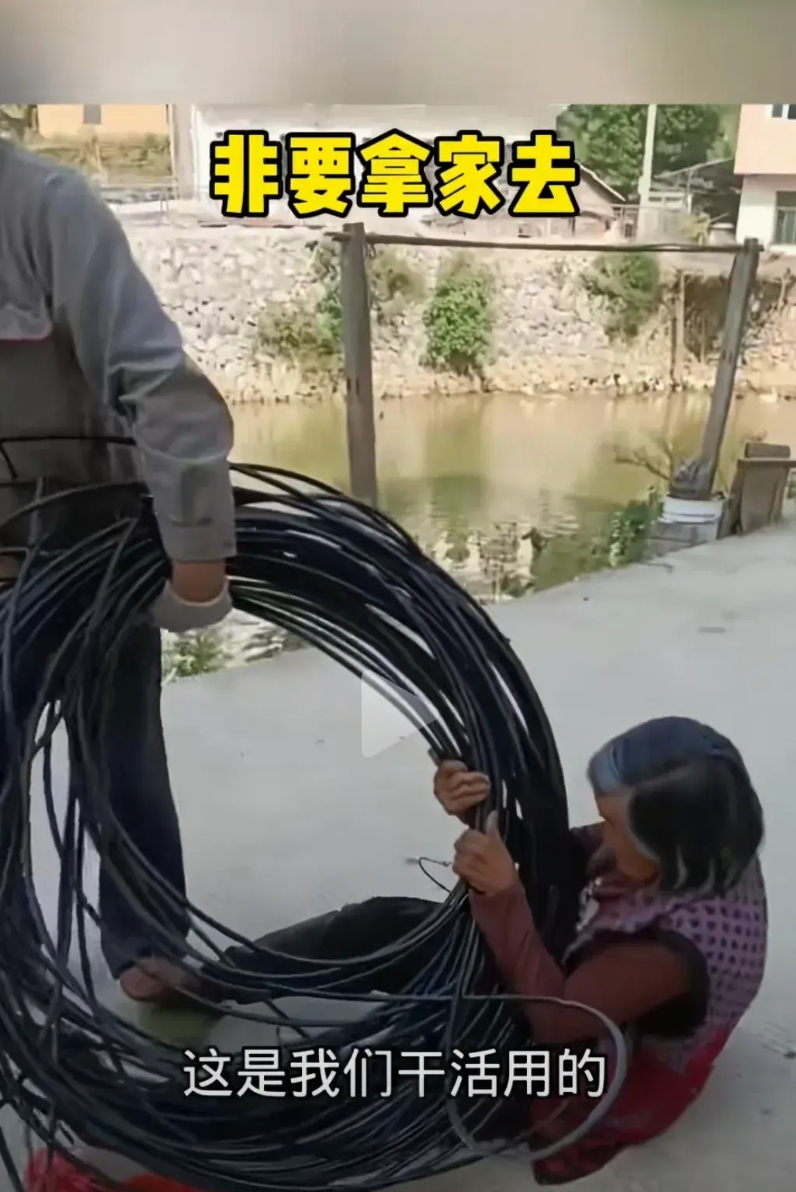 大妈“捡”到一捆电缆，跟工人抢了起来，死活就是不松手！
一群电力维修工正在抢修作