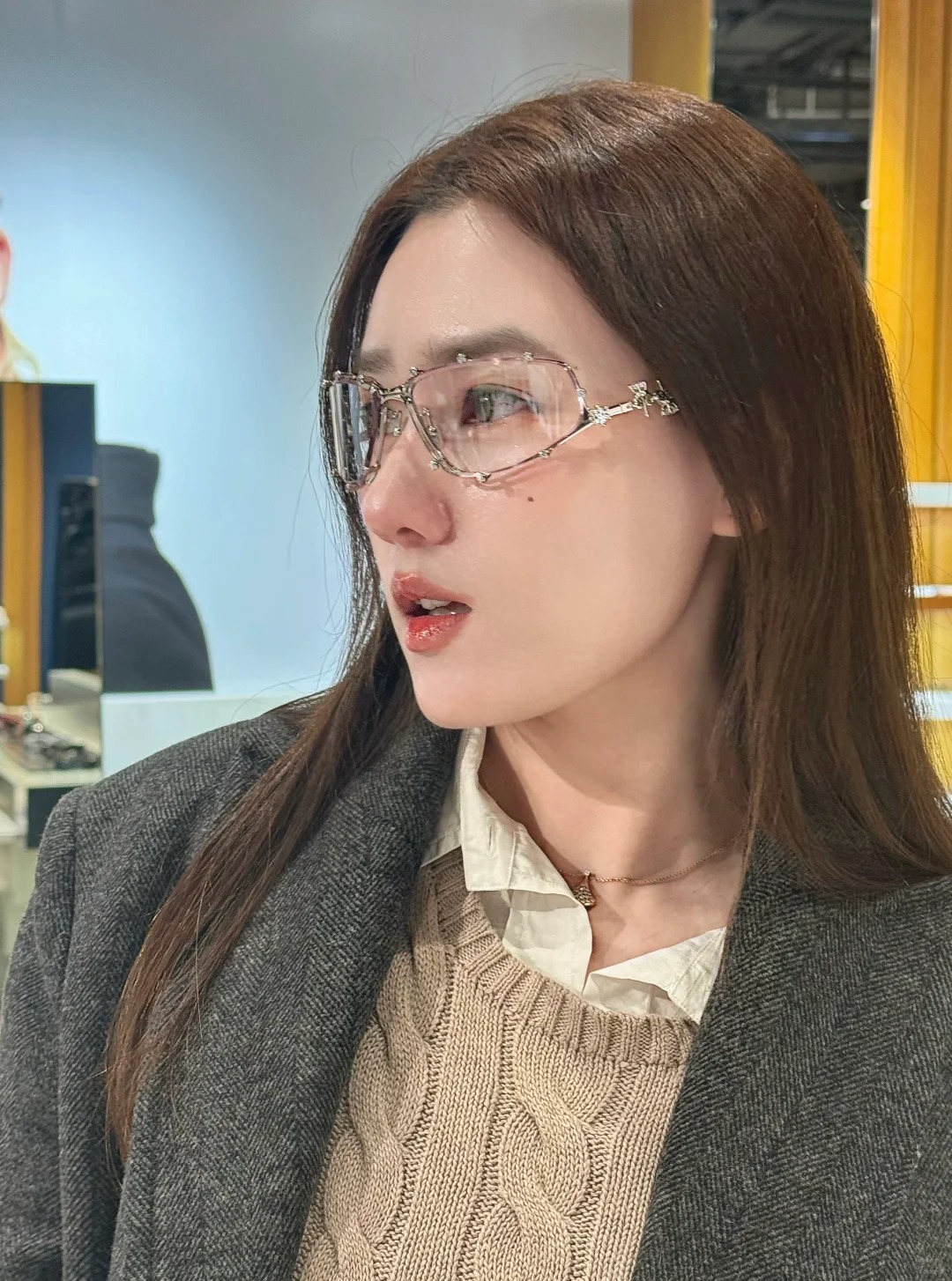 GM不售卖的绝美眼镜🕶️
GM联名款为什么大陆不发售啊！只可以带上拍照🤳🏻