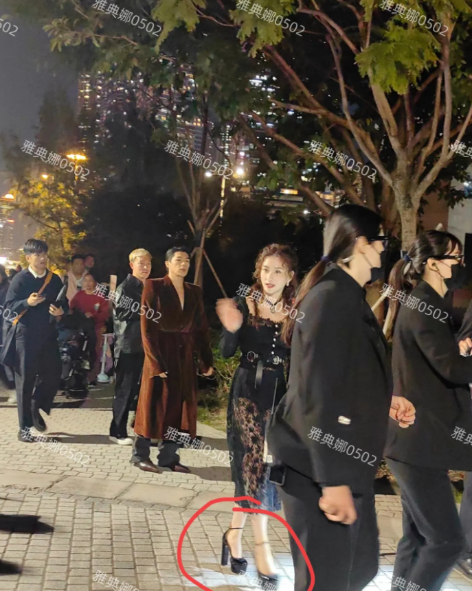 何超莲本人真漂亮，不愧是赌王家的颜值担当，五官深邃立体十分精致混血感很强。
就是