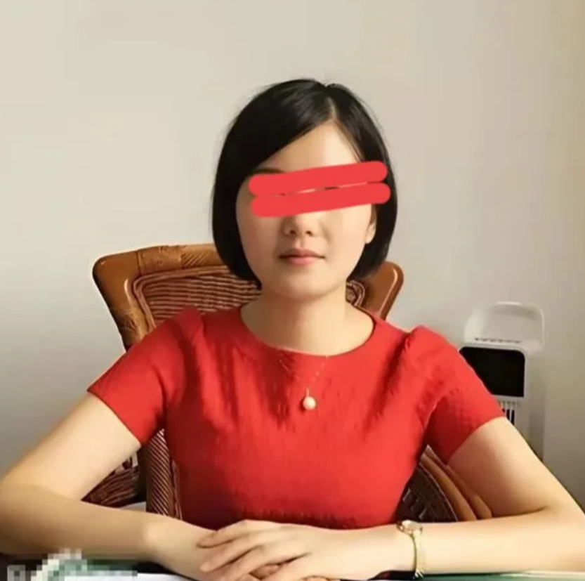 李佩霞的事，反映出她太想进步了。
也折射出国内职场女性的不容易，稍有姿色的职场女