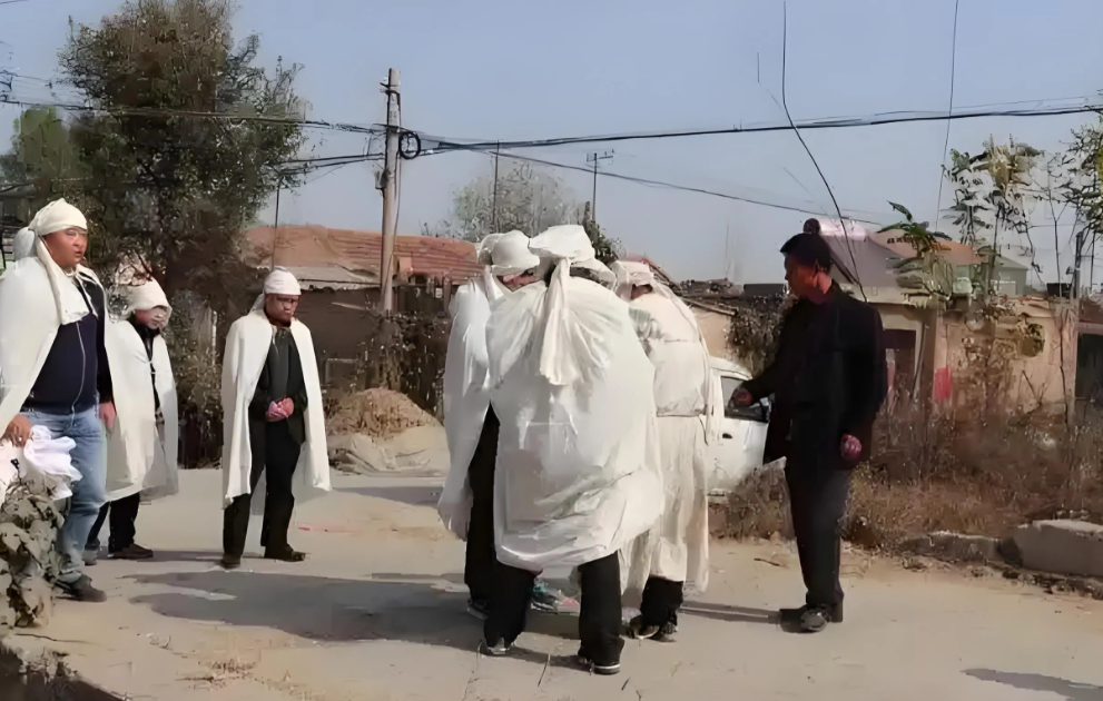 贵州三都，男子为妻子送葬，半路上，遭一辆越野车封路，男子一行人又往回走，却被5名