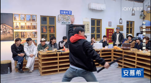 勤天面前耍大刀——打一成语 ​