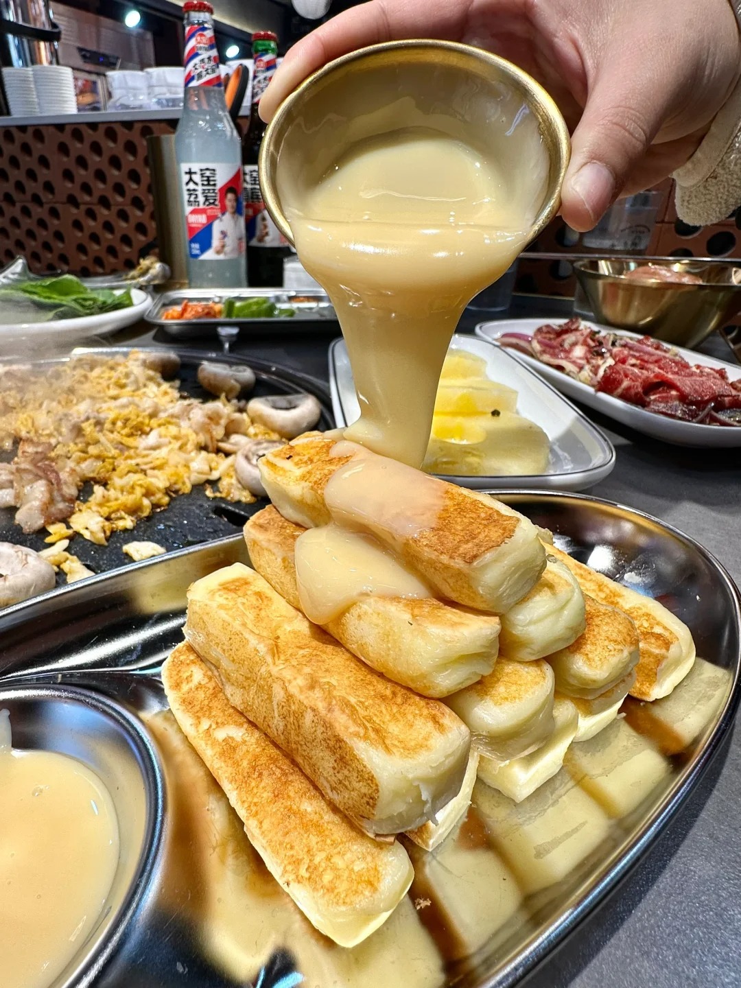 江汉路新开这个！好好吃啊……
终于在武汉也吃到东北烤肉了！
还有奶奶的烤芝士条
