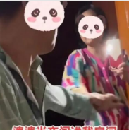 湖南一名50多岁的婆婆在半夜穿着睡衣闯进儿子的卧室，手持手机开启手电筒，试图将儿