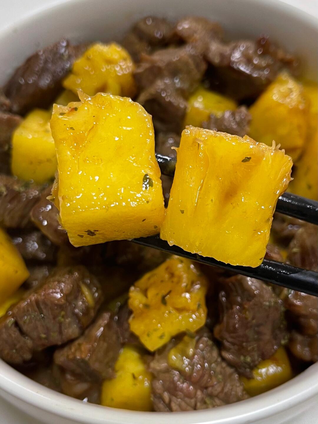 低卡菠萝牛肉粒！
鲜嫩多汁的牛肉 酸甜可口的菠萝
每口肉都带着菠萝的清香
好吃不