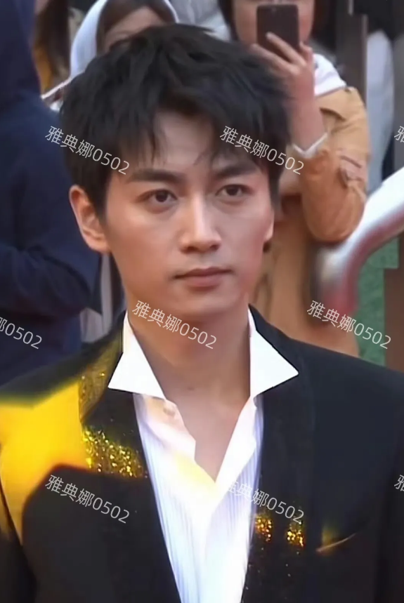 陈晓陈妍希被传离婚后，两人的状态都不是很好，陈晓黑眼圈明显面色凝重神情疲惫，陈妍