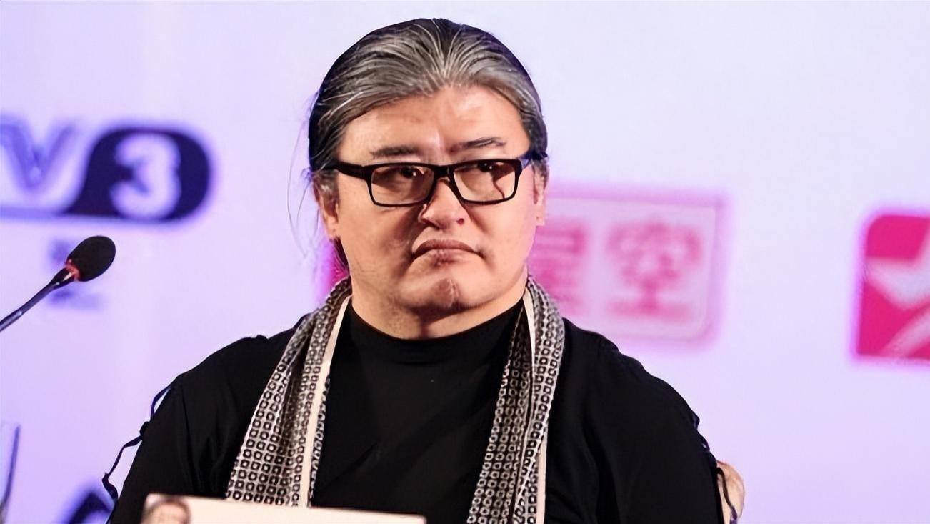 著名歌手刘欢近况：常年酗酒，佝偻着腰 ，年仅60满头白发！